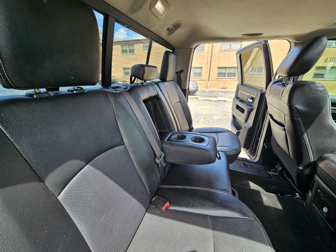 RAM 1500 4WD Crew Cab 140.5" Sport 2015