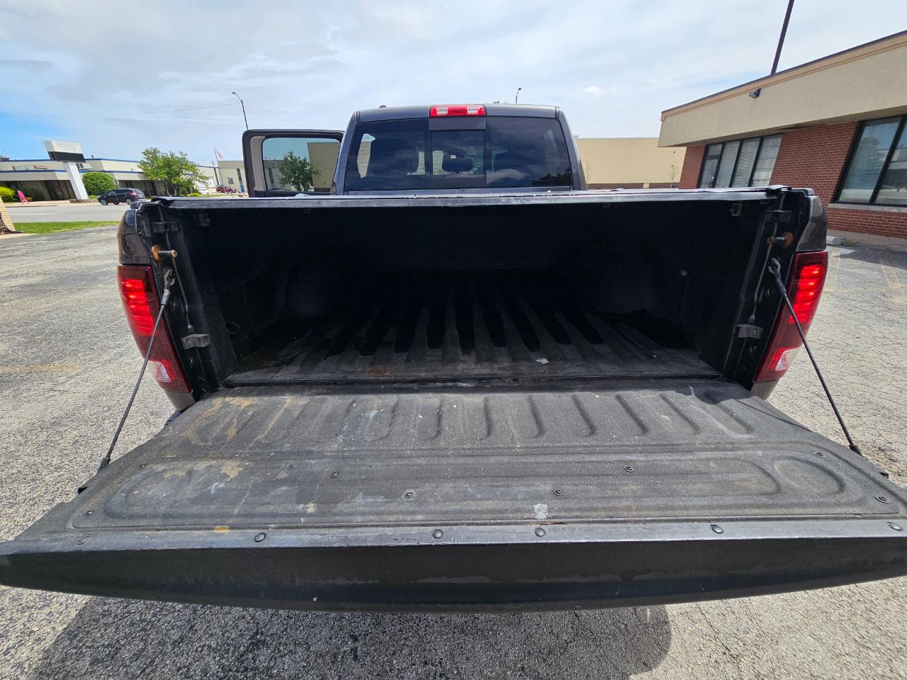 RAM 1500 4WD Crew Cab 140.5" Sport 2015
