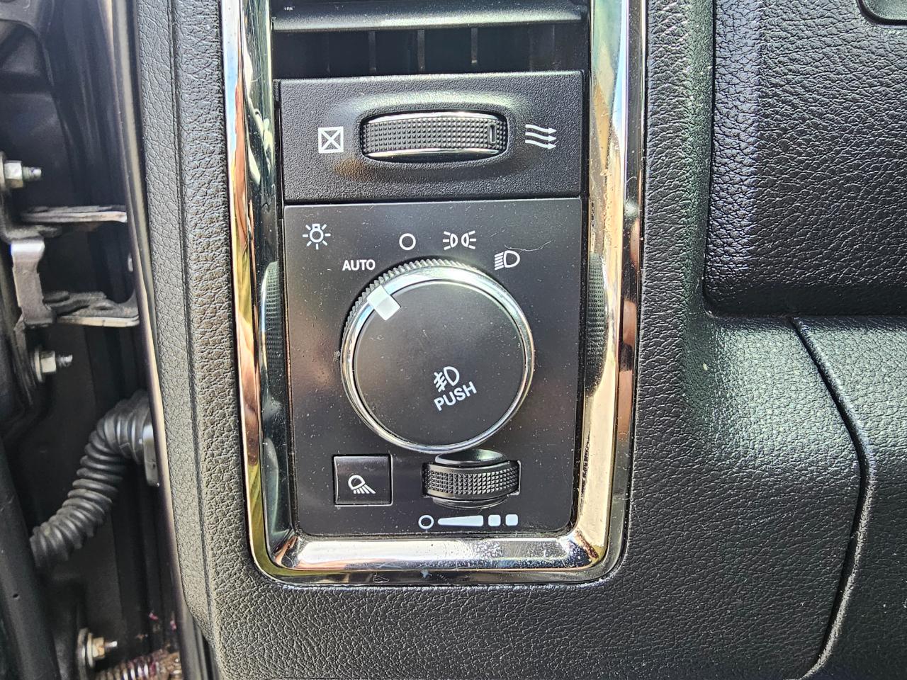 RAM 1500 4WD Crew Cab 140.5" Sport 2015