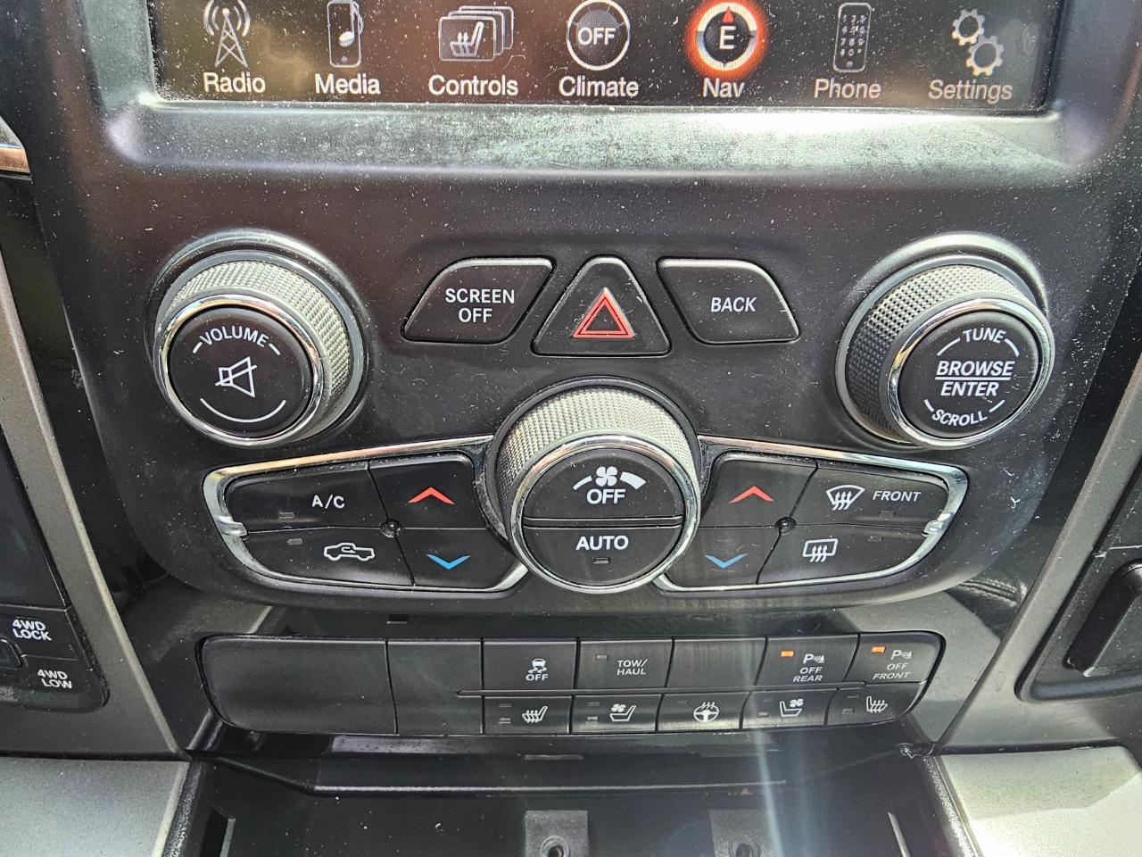 RAM 1500 4WD Crew Cab 140.5" Sport 2015