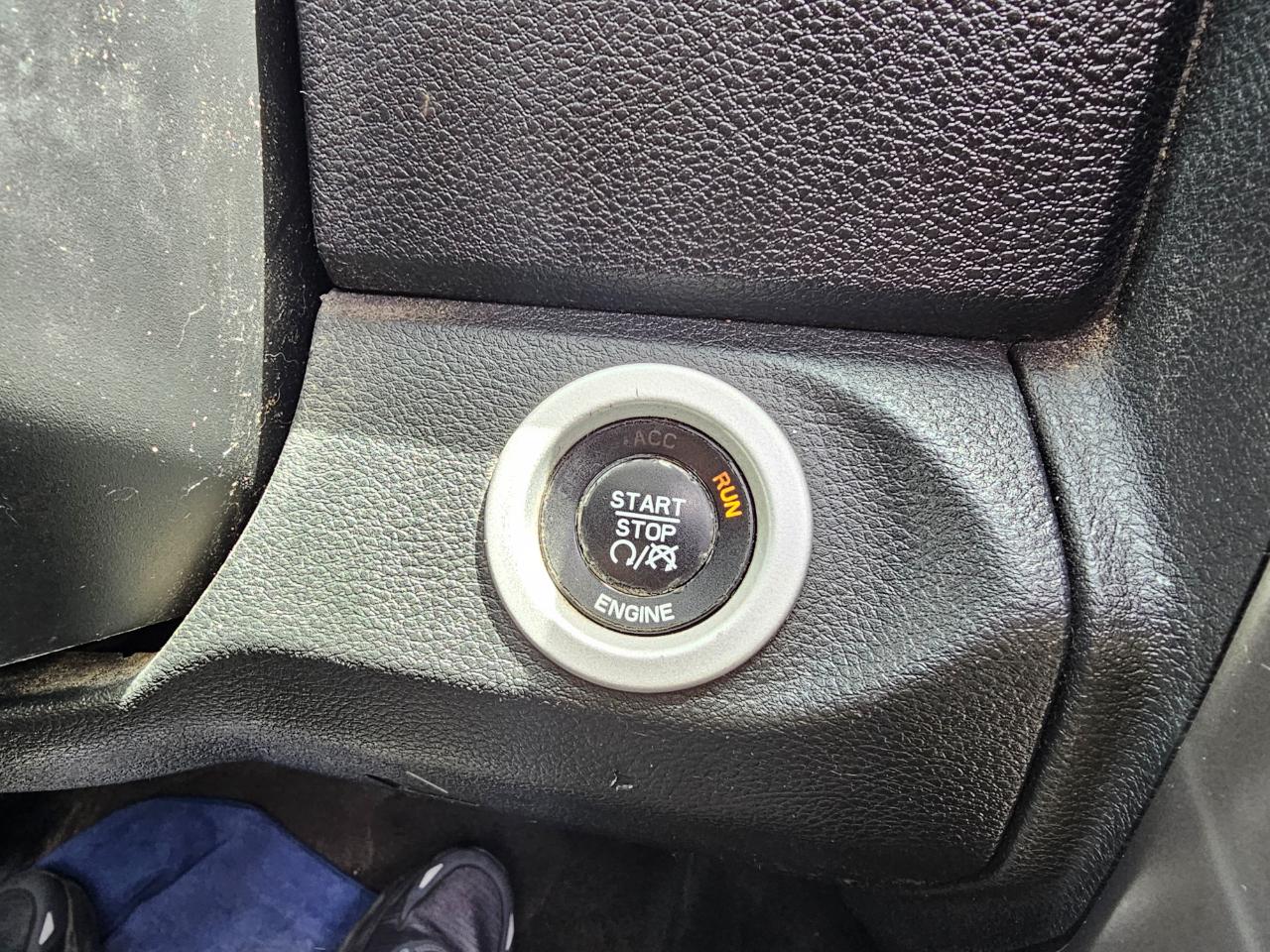 RAM 1500 4WD Crew Cab 140.5" Sport 2015