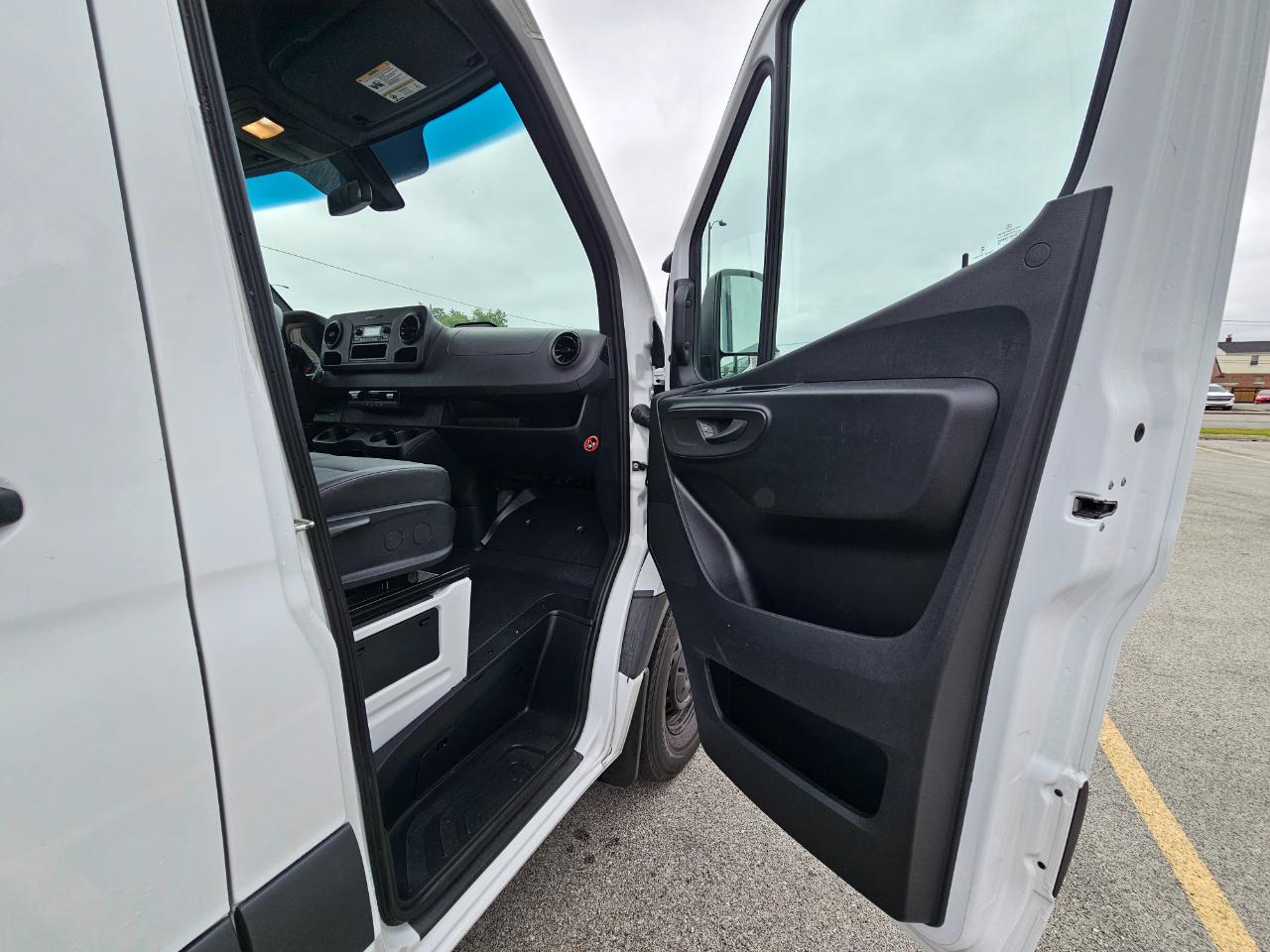 Mercedes-Benz Sprinter Cargo Van 2500 Standard Roof I4 Diesel 144" RWD 2025