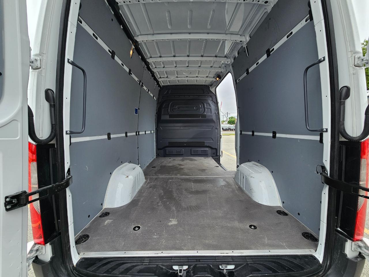 Mercedes-Benz Sprinter Cargo Van 2500 Standard Roof I4 Diesel 144" RWD 2025