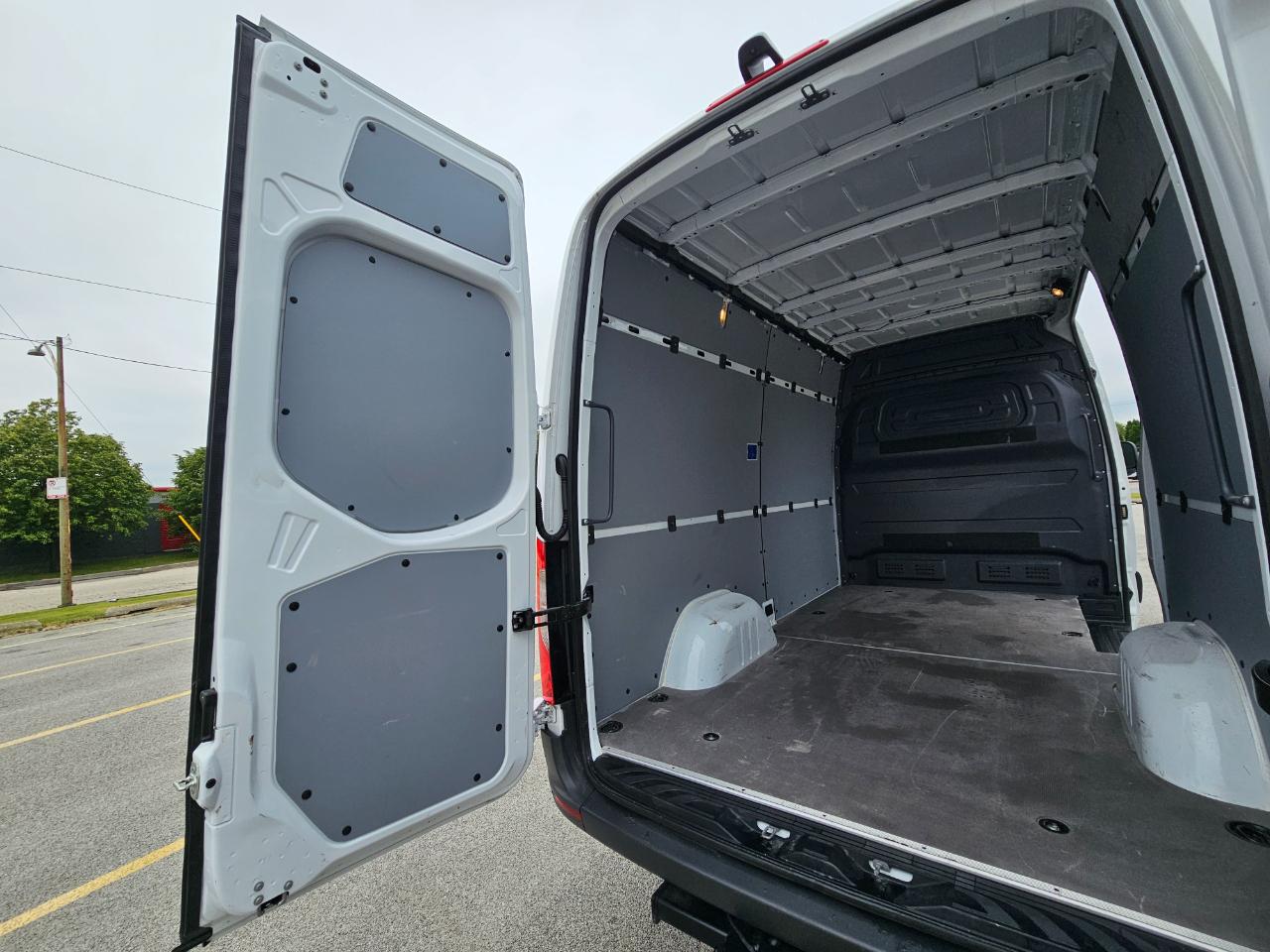 Mercedes-Benz Sprinter Cargo Van 2500 Standard Roof I4 Diesel 144" RWD 2025