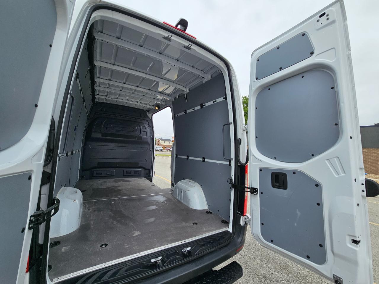 Mercedes-Benz Sprinter Cargo Van 2500 Standard Roof I4 Diesel 144" RWD 2025