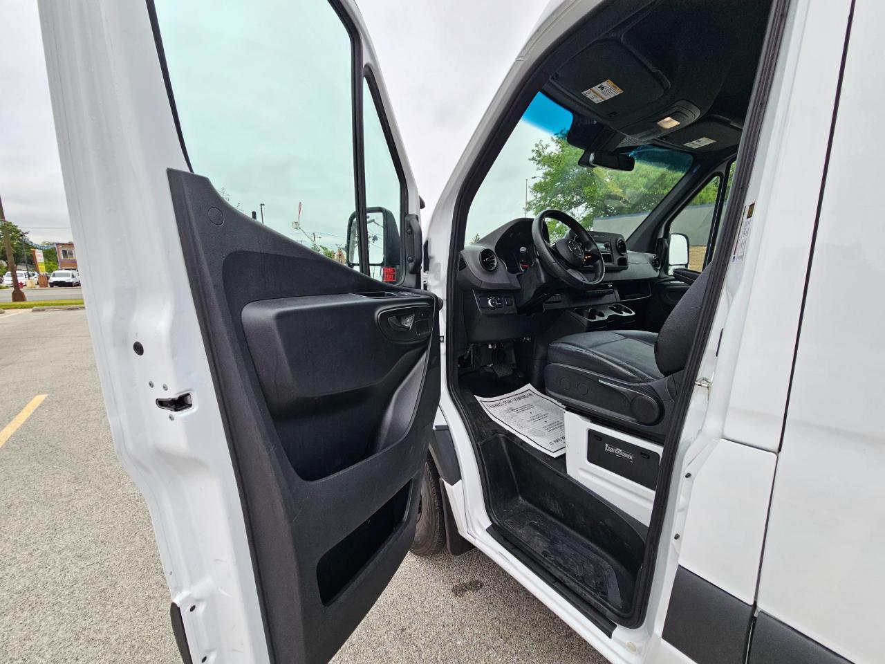 Mercedes-Benz Sprinter Cargo Van 2500 Standard Roof I4 Diesel 144" RWD 2025