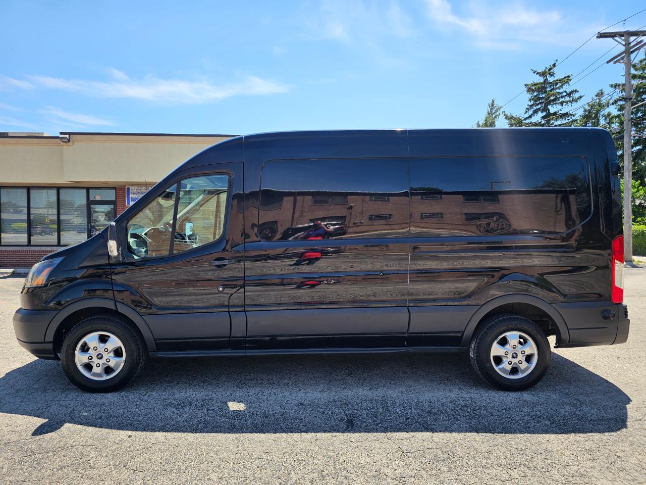 Ford Transit Van T-250 148" Med Rf 9000 GVWR Sliding RH Dr 2017