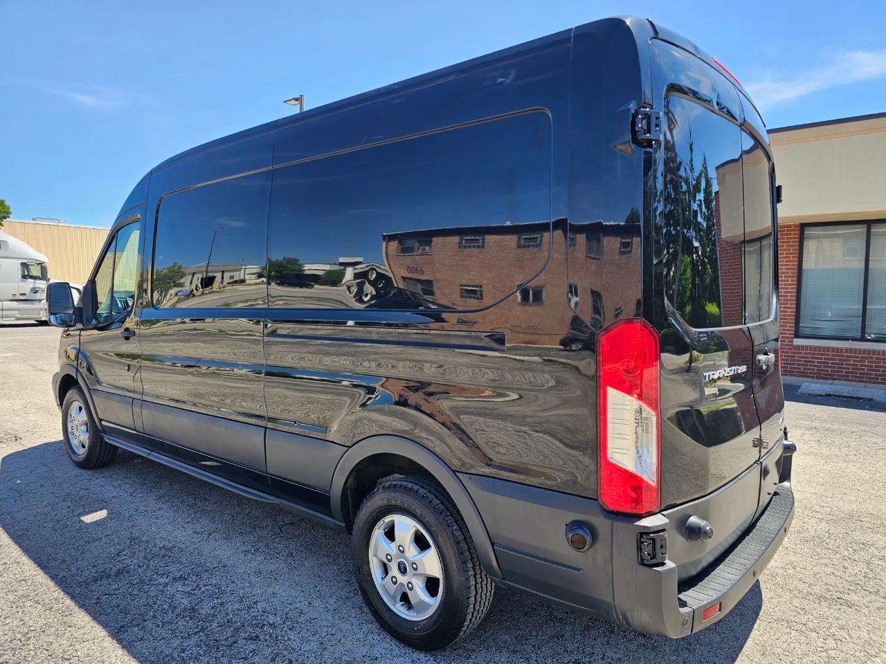 Ford Transit Van T-250 148" Med Rf 9000 GVWR Sliding RH Dr 2017