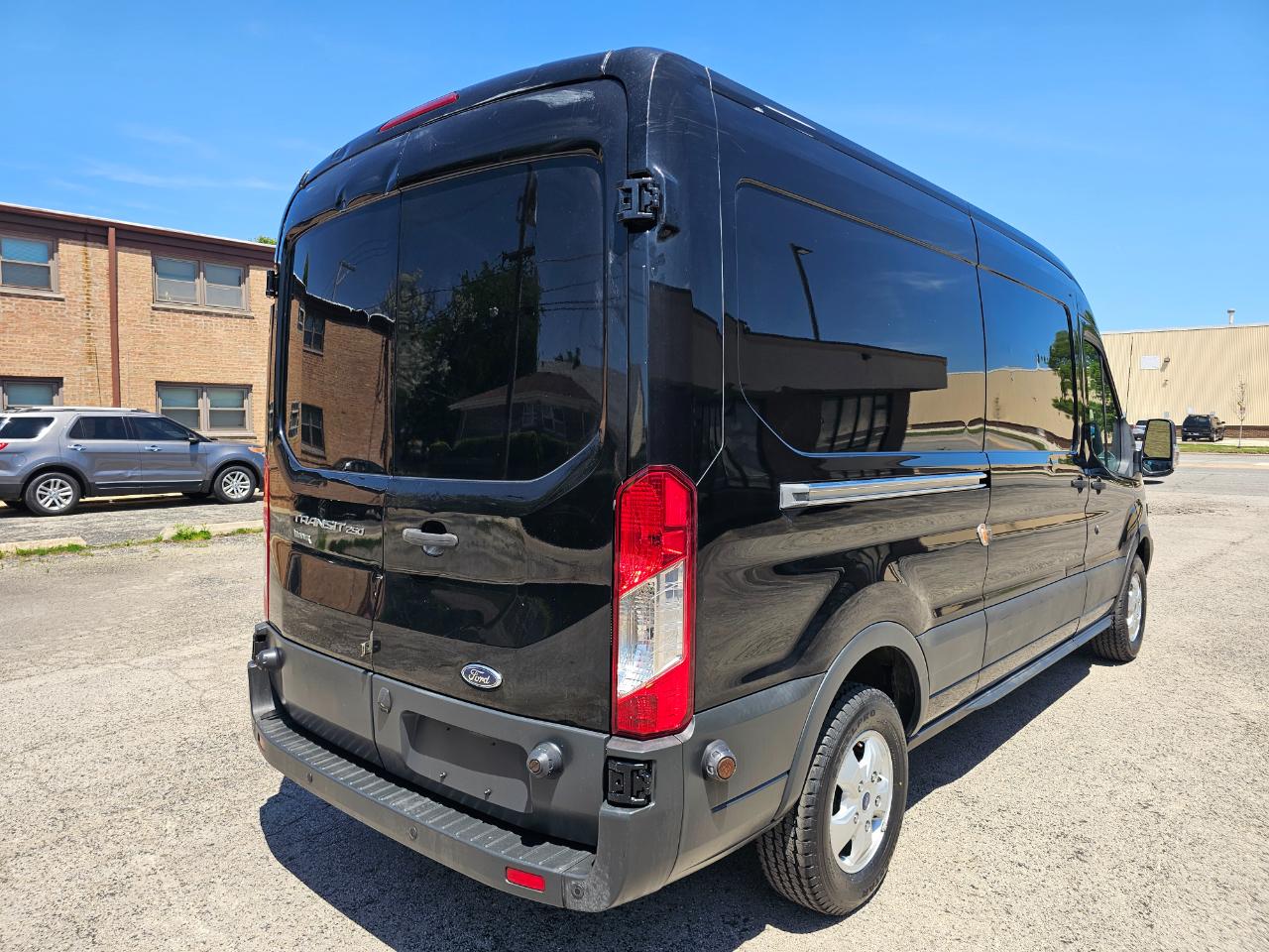Ford Transit Van T-250 148" Med Rf 9000 GVWR Sliding RH Dr 2017