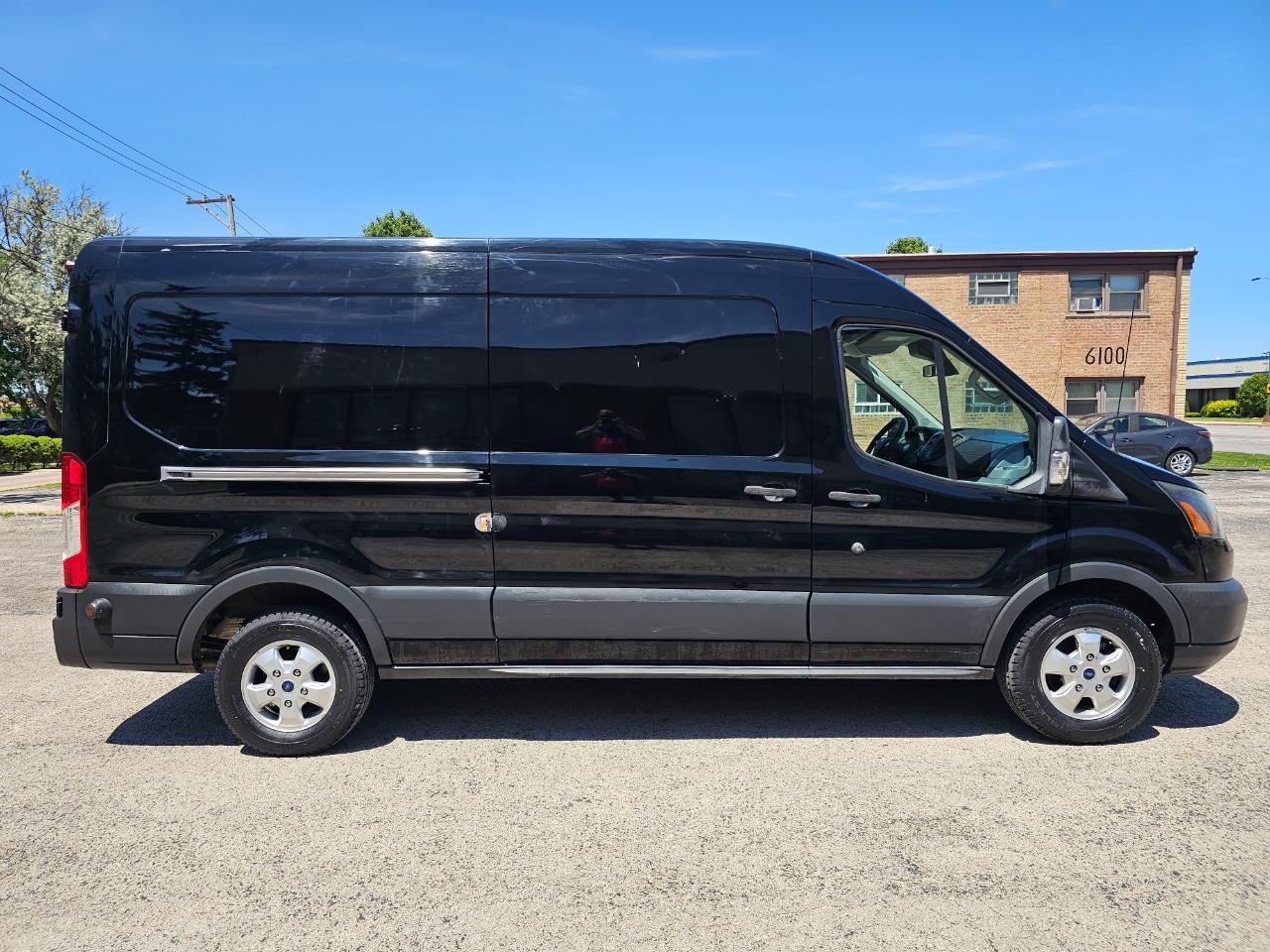 Ford Transit Van T-250 148" Med Rf 9000 GVWR Sliding RH Dr 2017