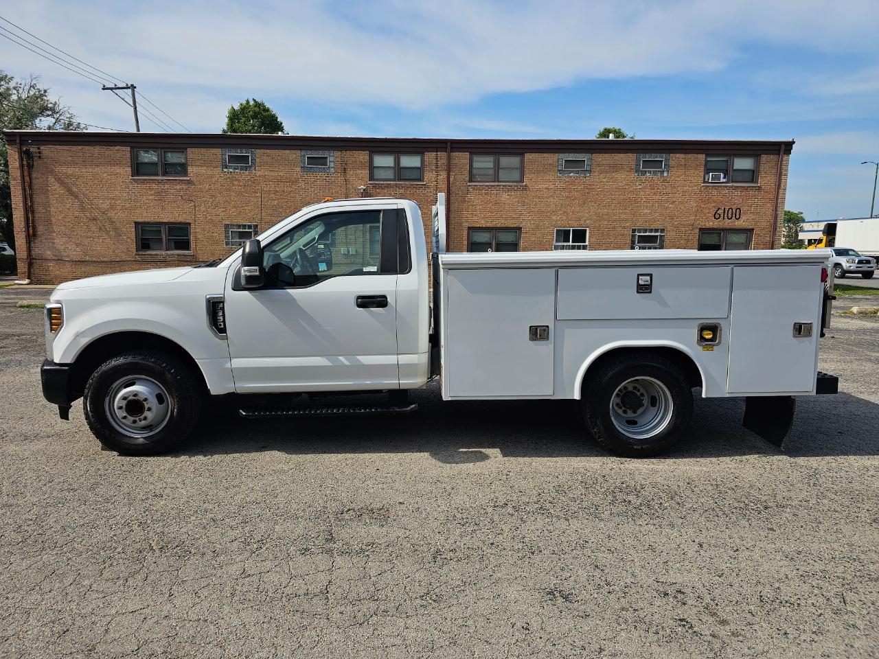 Ford Super Duty F-350 DRW XL 2WD Reg Cab 145" WB 60" CA 2019