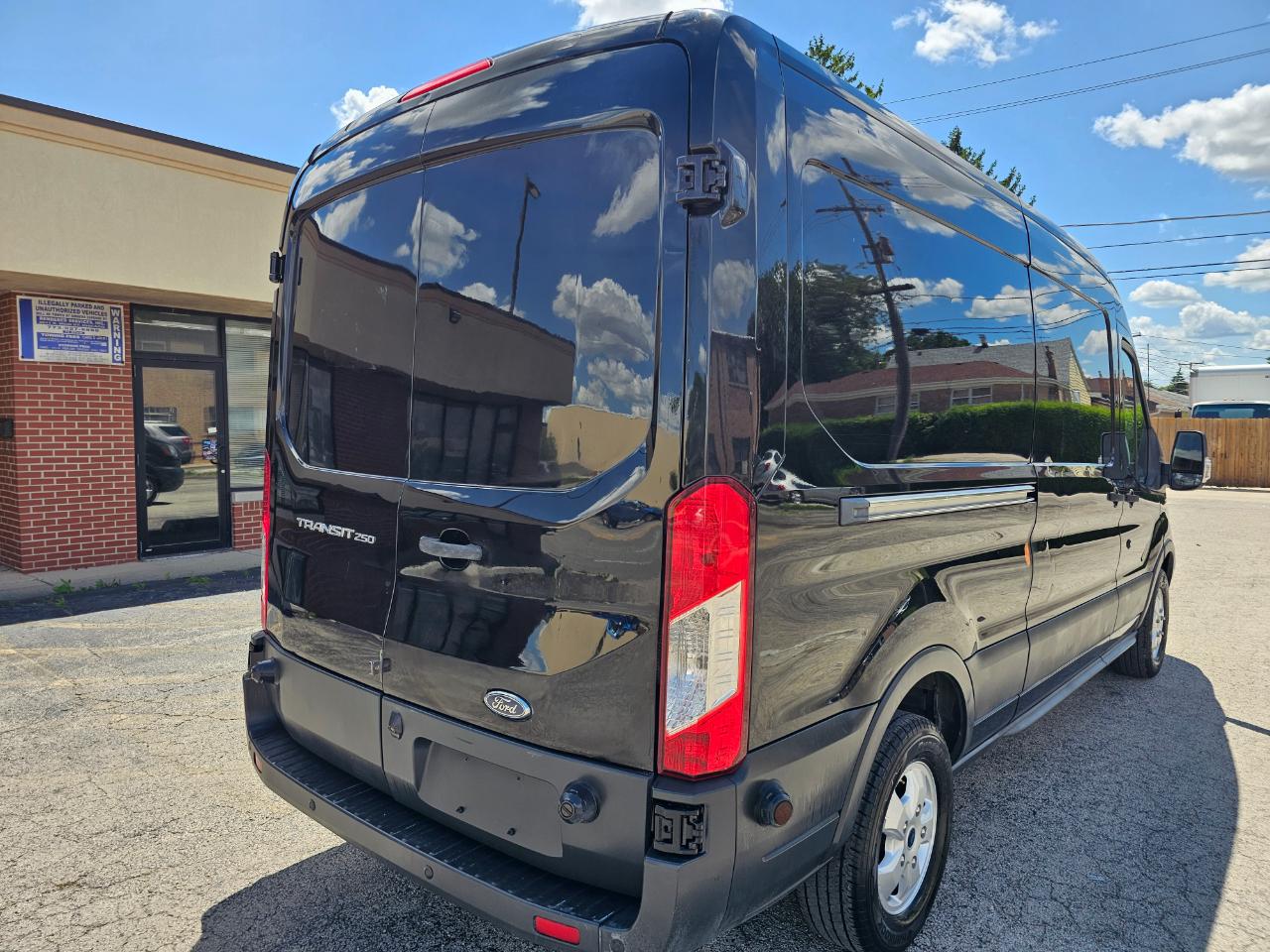 Ford Transit Cargo Van T-250 148" Med Rf 9000 GVWR Sliding RH Dr 2017