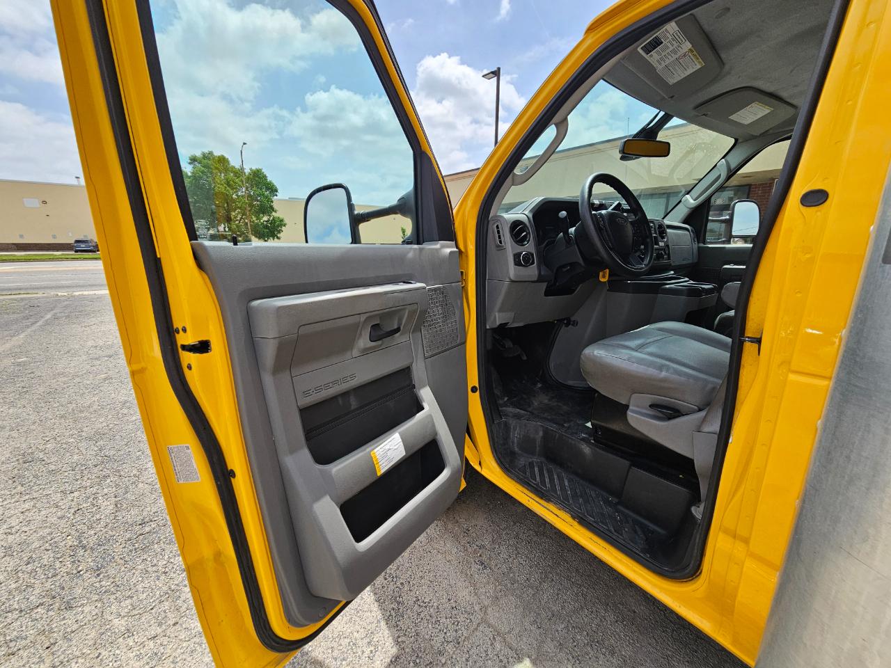 Ford E-Series Cutaway E-350 SRW 138" WB 2022