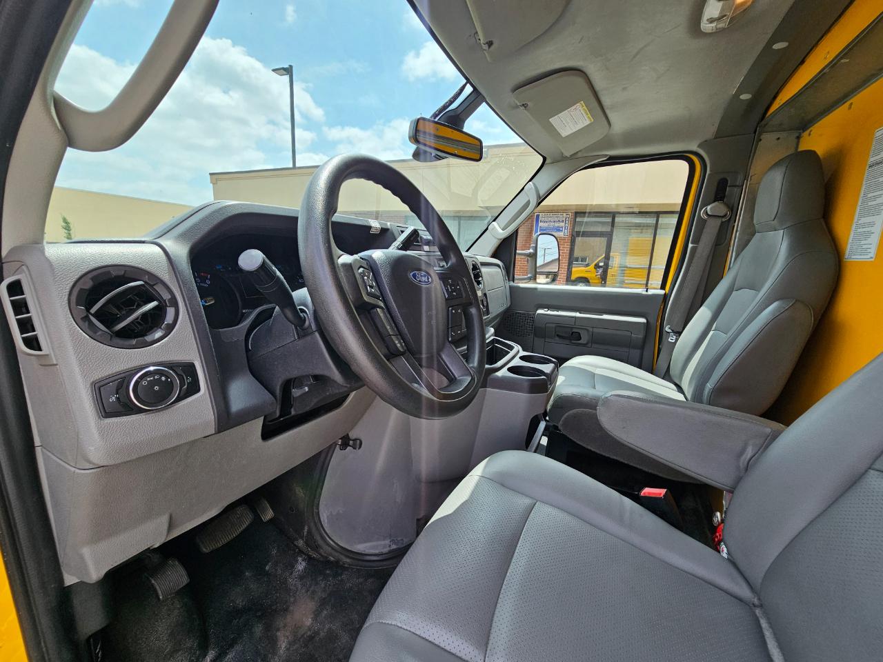 Ford E-Series Cutaway E-350 SRW 138" WB 2022