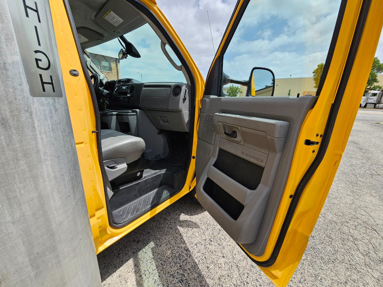 Ford E-Series Cutaway E-350 SRW 138" WB 2022