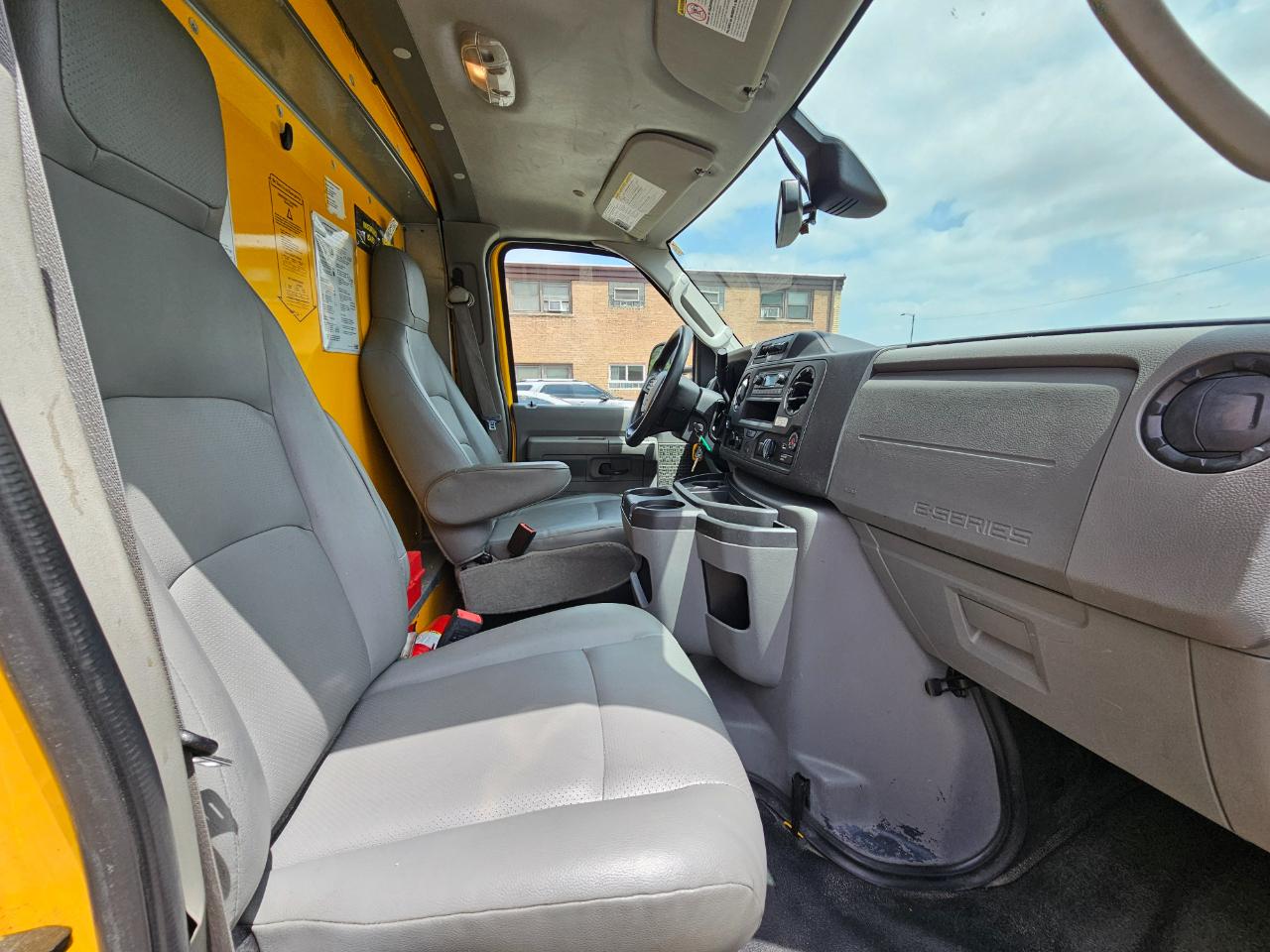 Ford E-Series Cutaway E-350 SRW 138" WB 2022
