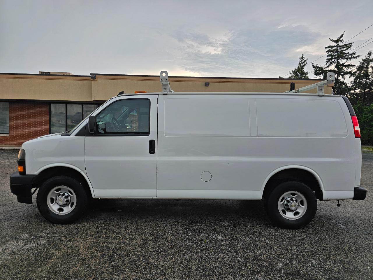 Chevrolet Express Cargo Van RWD 3500 135" 2020