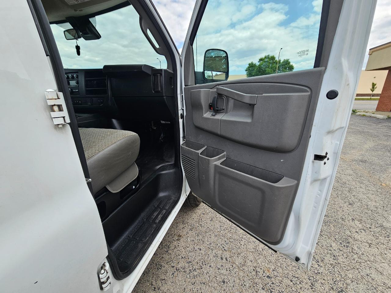 Chevrolet Express Cargo Van RWD 3500 135" 2021