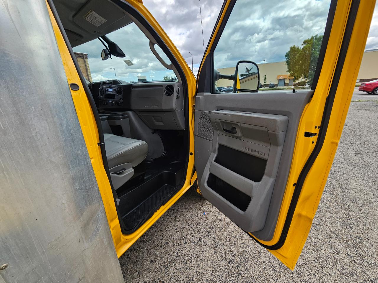 Ford E-Series Cutaway E-350 SRW 138" WB 2022