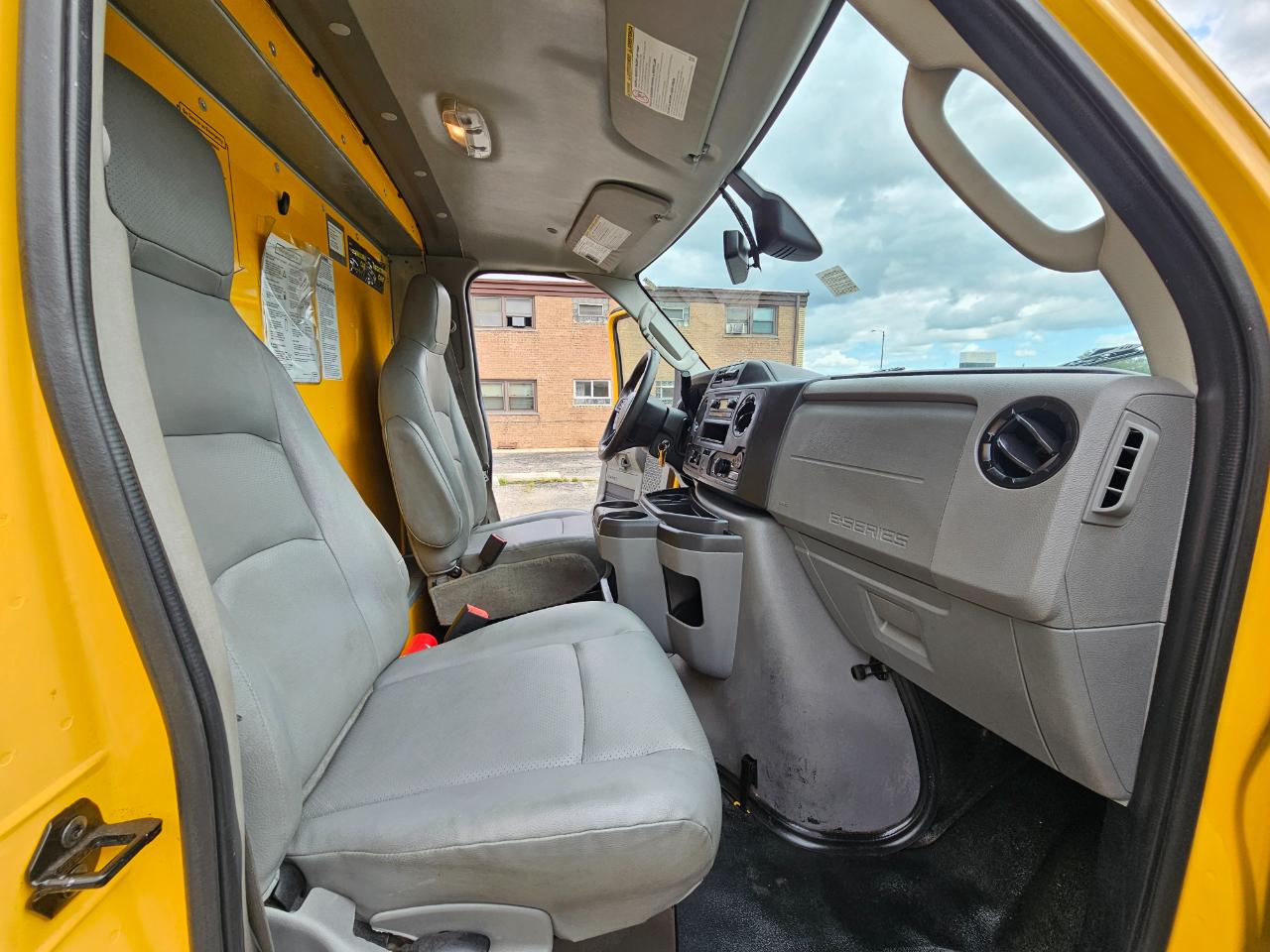 Ford E-Series Cutaway E-350 SRW 138" WB 2022