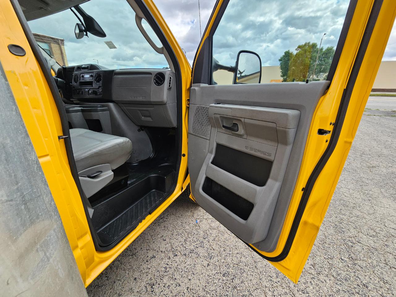Ford E-Series Cutaway E-350 SRW 138" WB 2022