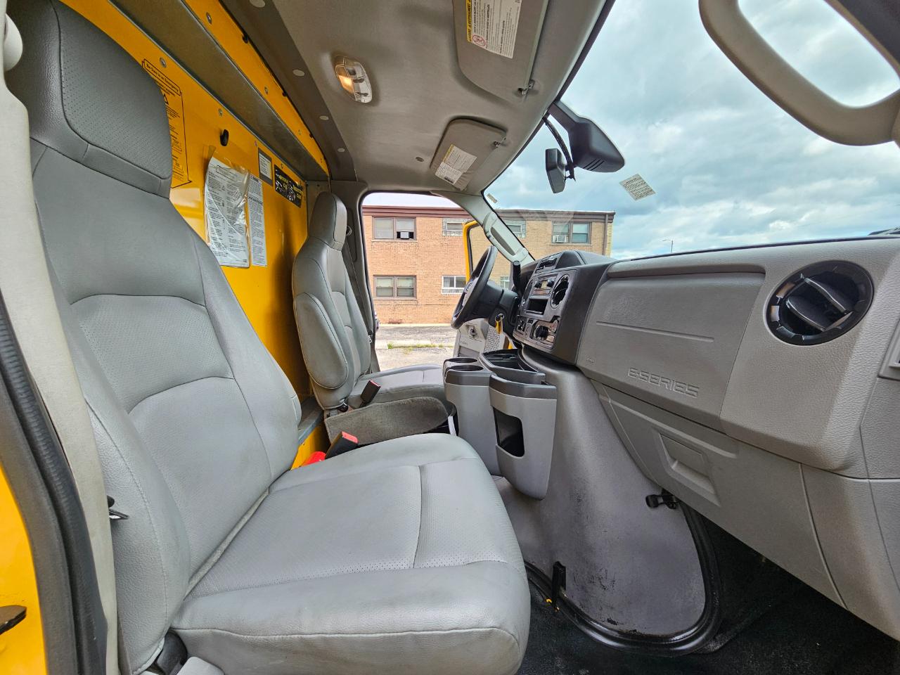 Ford E-Series Cutaway E-350 SRW 138" WB 2022