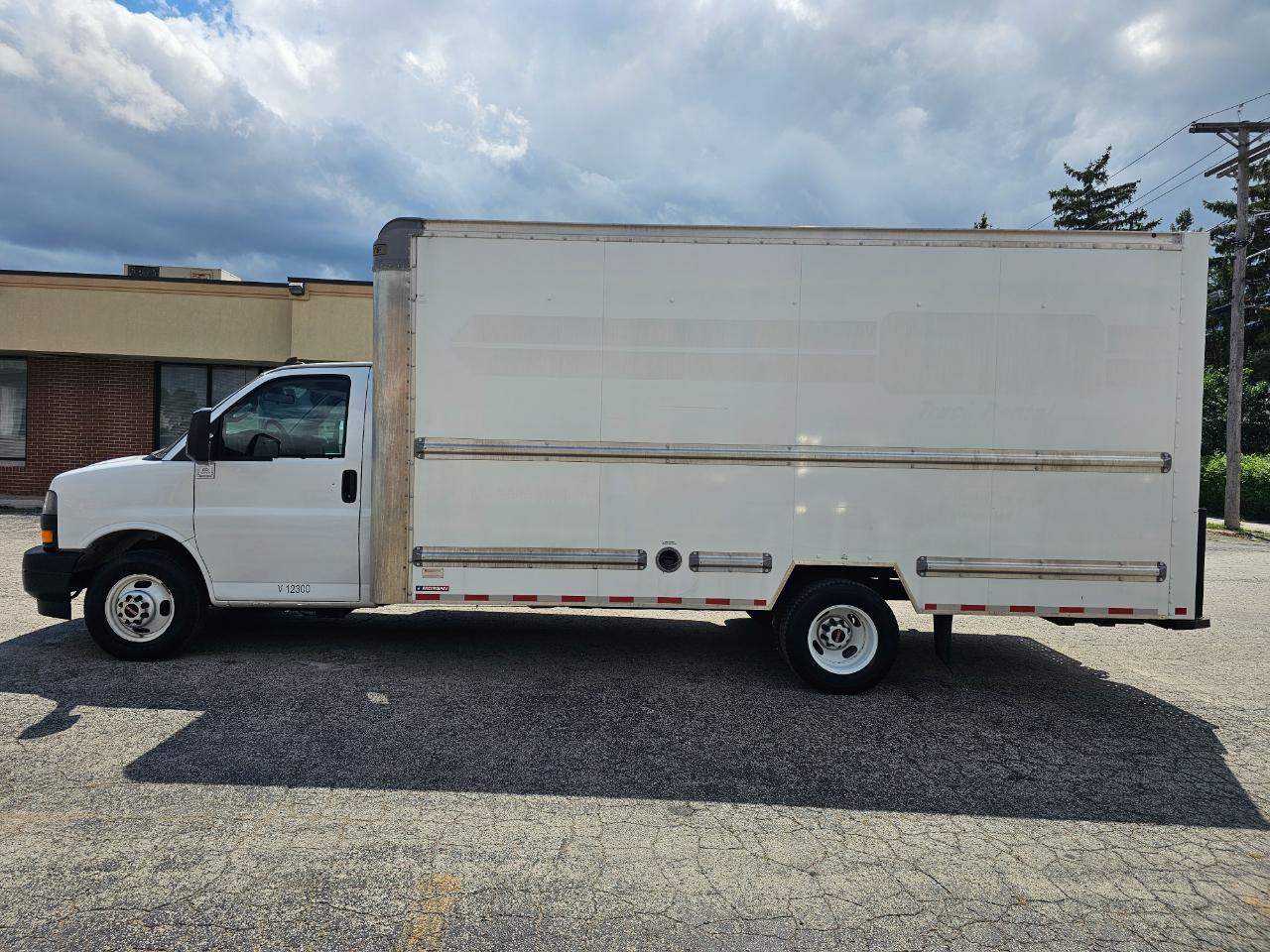 GMC Savana Commercial Cutaway 3500 Van 177" 2021