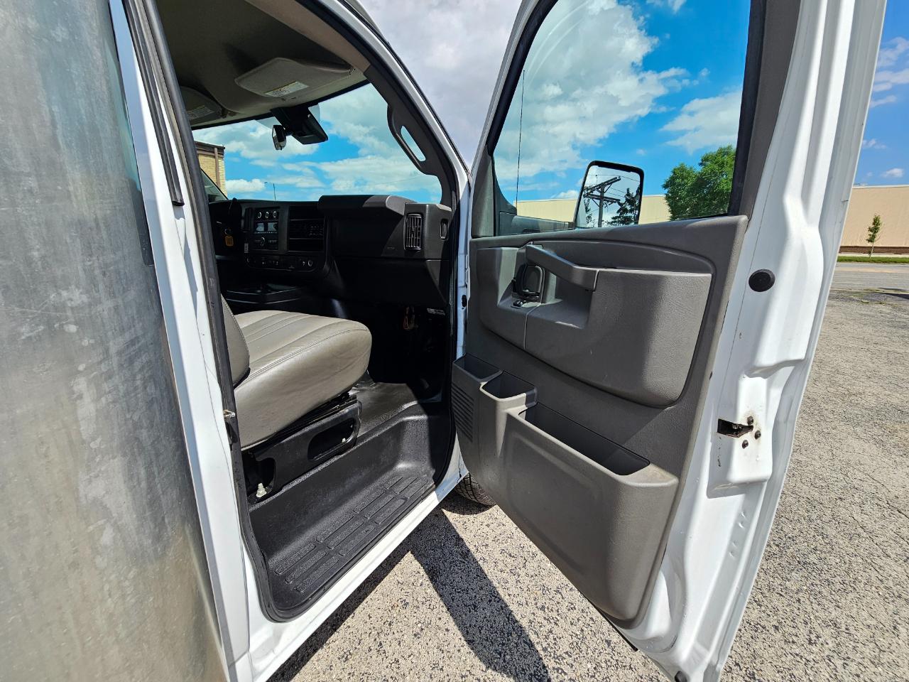 GMC Savana Commercial Cutaway 3500 Van 177" 2021