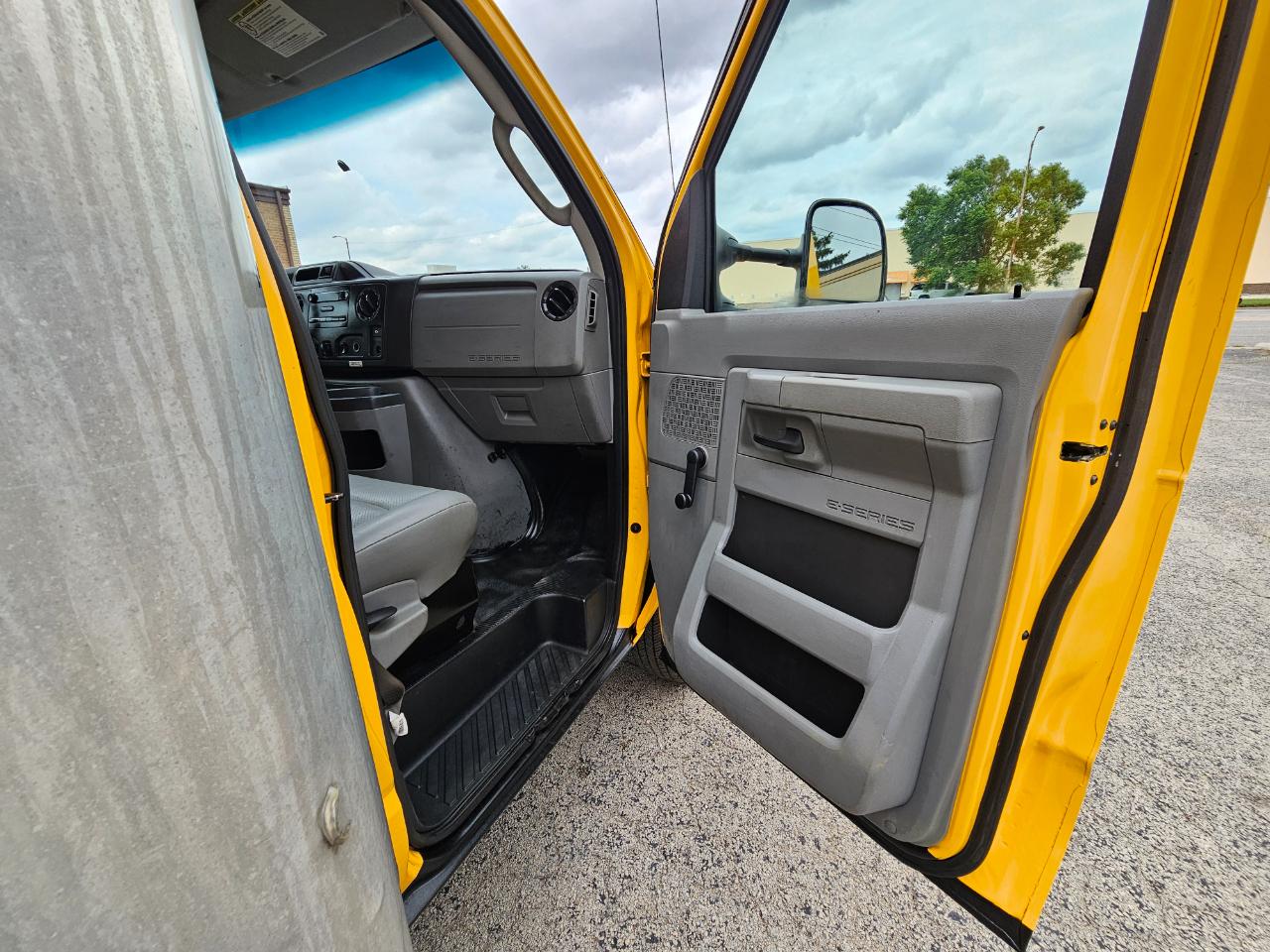 Ford Econoline Commercial Cutaway E-350 Super Duty 176" WB DRW 2015