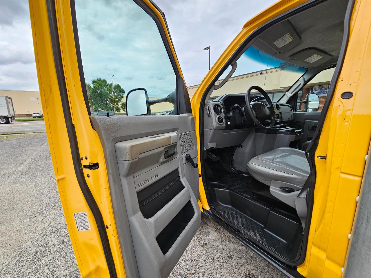 Ford Econoline Commercial Cutaway E-350 Super Duty 176" WB DRW 2015
