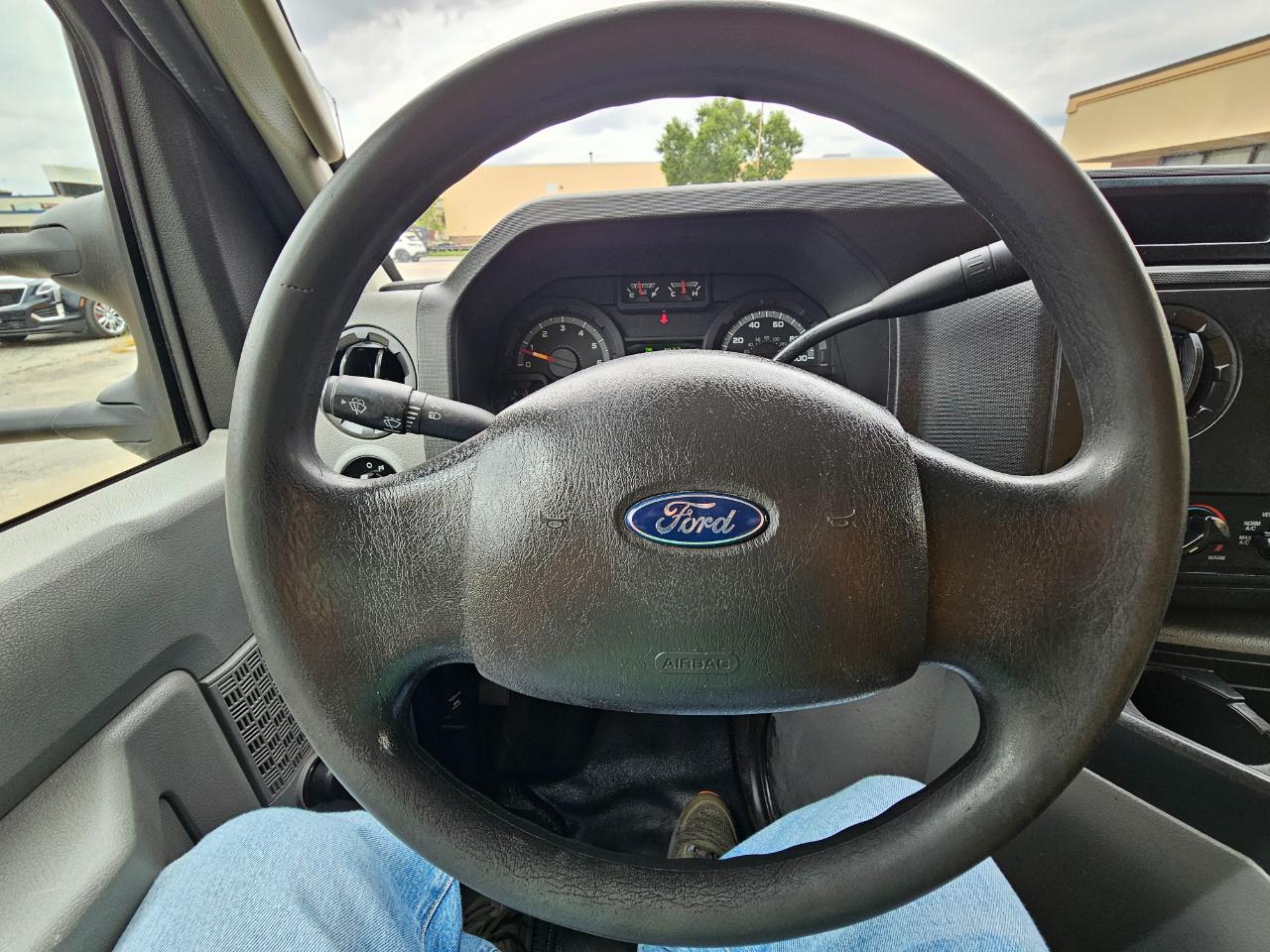 Ford Econoline Commercial Cutaway E-350 Super Duty 176" WB DRW 2015