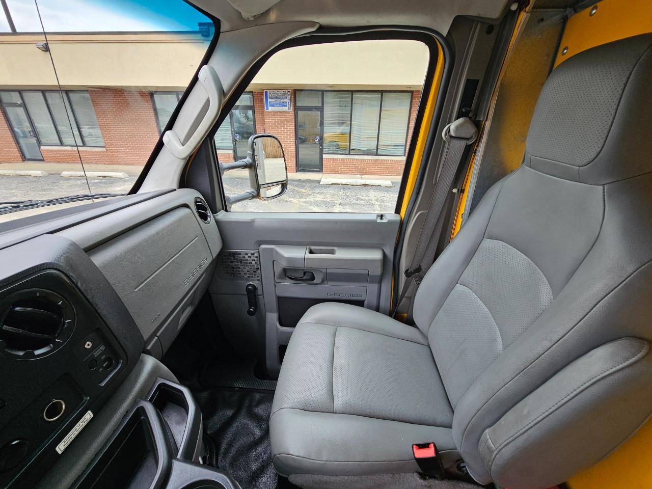 Ford Econoline Commercial Cutaway E-350 Super Duty 176" WB DRW 2015