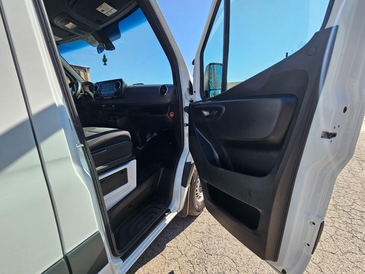 Mercedes-Benz Sprinter Passenger Van 2500 Standard Roof I4 Diesel 144" RWD 2025