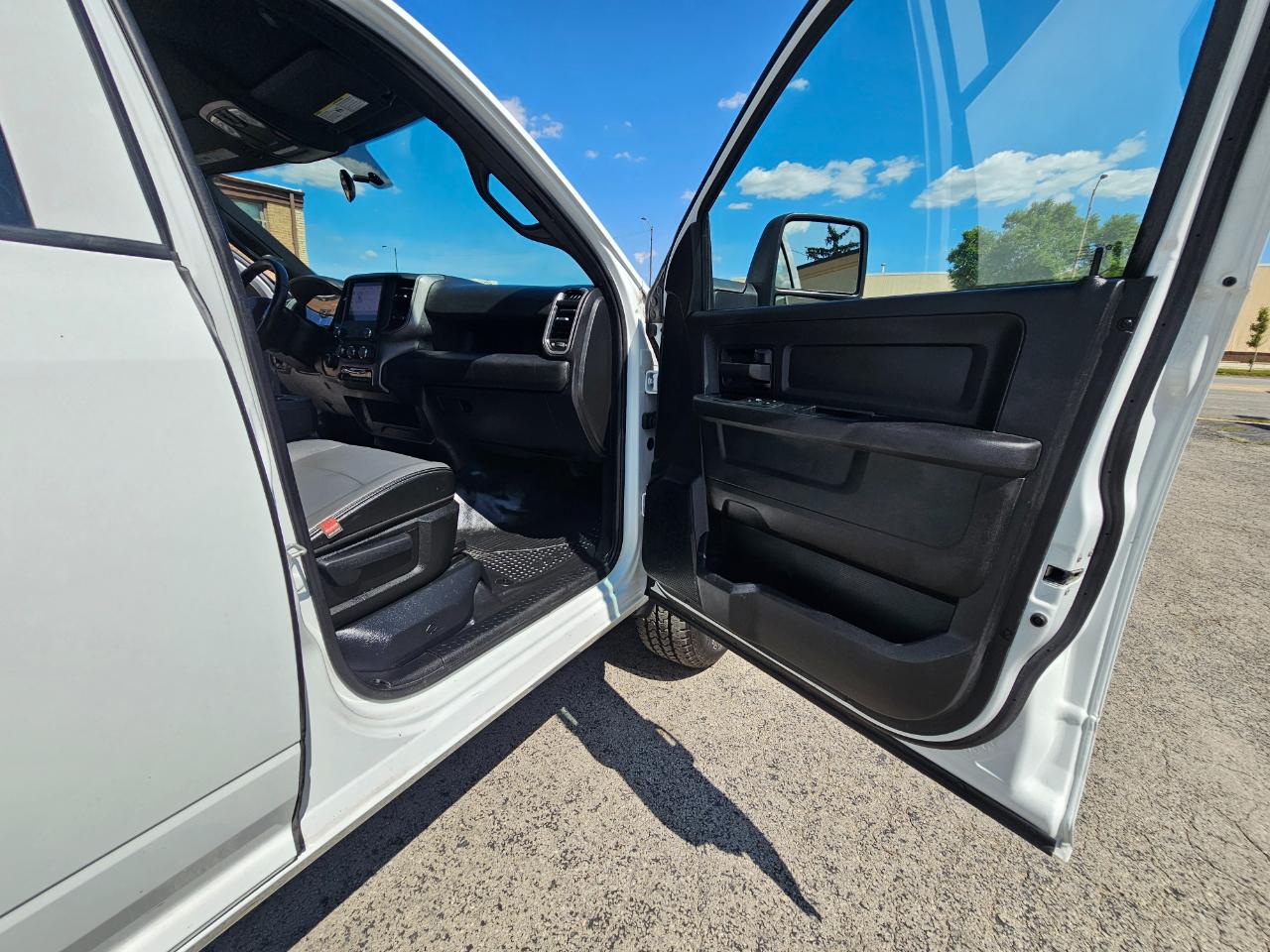 RAM 2500 Tradesman 4x4 Crew Cab 8' Box 2024