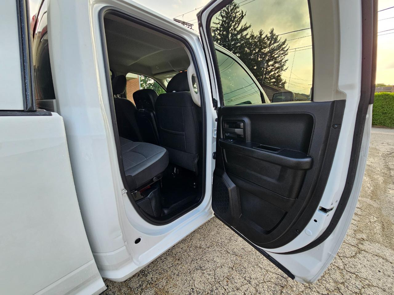 RAM 1500 Classic Tradesman 4x4 Quad Cab 6'4" Box 2023