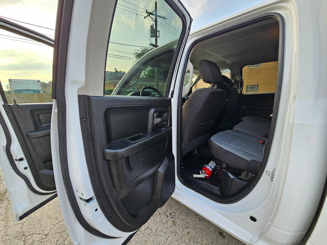 RAM 1500 Classic Tradesman 4x4 Quad Cab 6'4" Box 2023