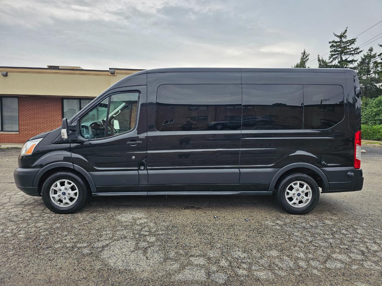 Ford Transit Wagon T-350 148" Med Roof XLT Sliding RH Dr 2015