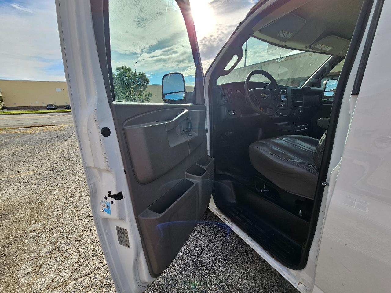 Chevrolet Express Cargo Van RWD 2500 135" 2017