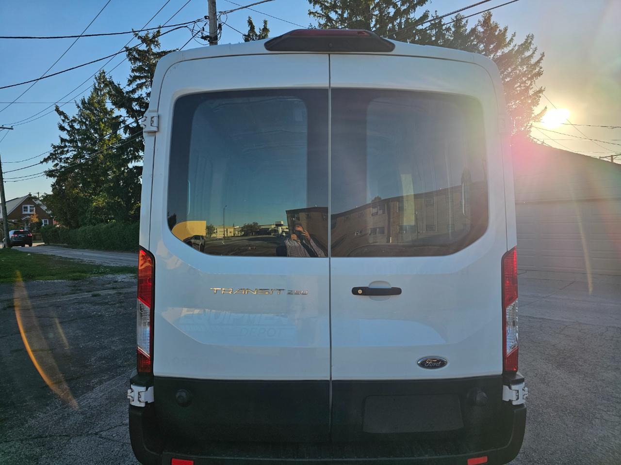 Ford Transit Van T-250 148" Med Rf 9000 GVWR Sliding RH Dr 2019