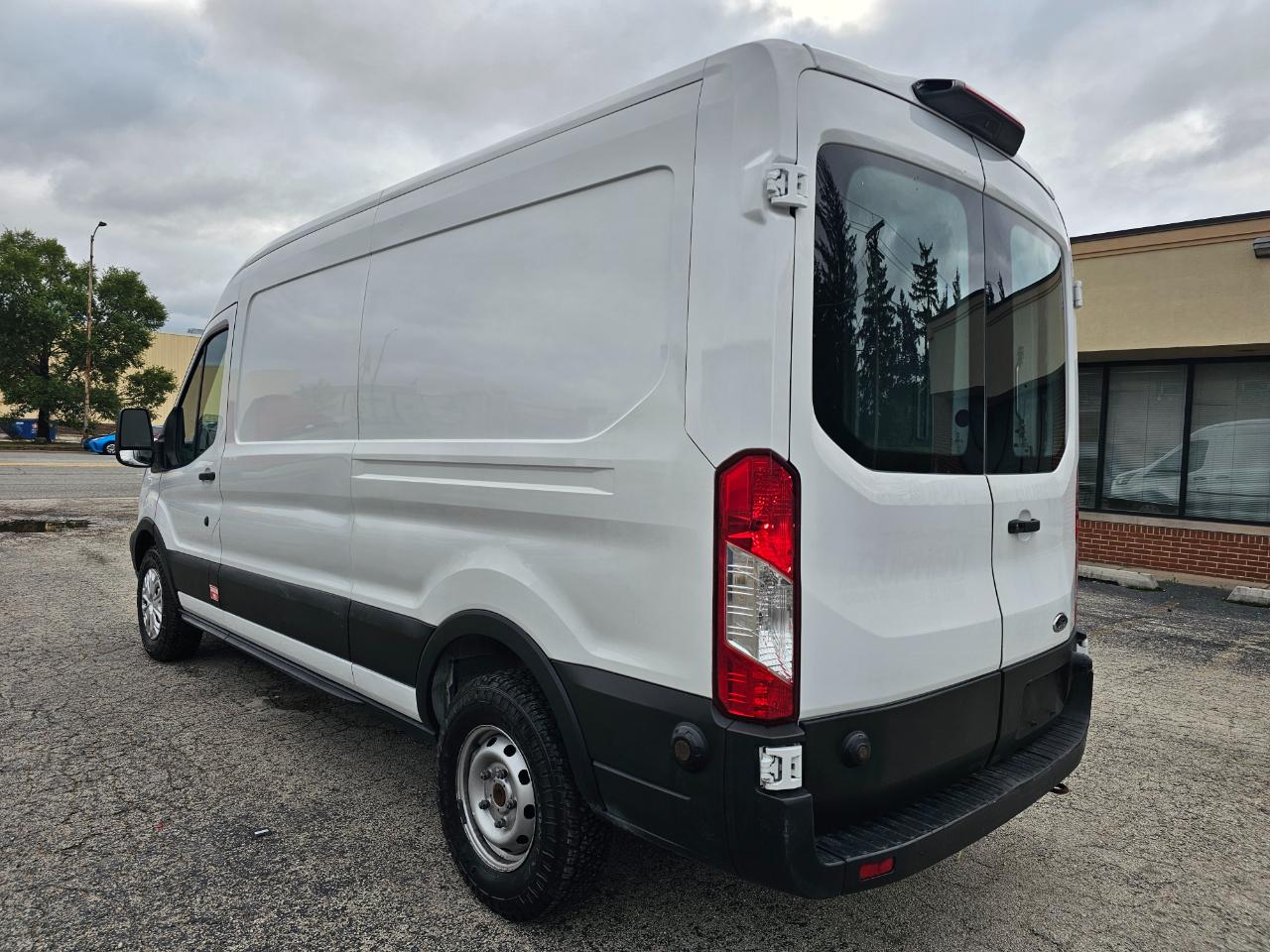 Ford Transit Van T-250 148" Med Rf 9000 GVWR Sliding RH Dr 2019