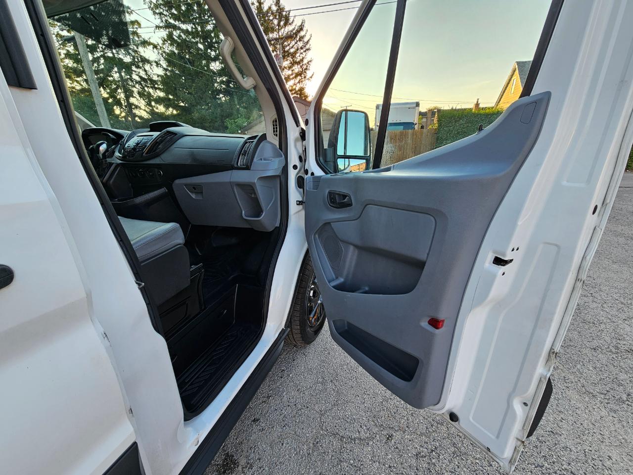 Ford Transit Van T-150 148" Med Rf 8600 GVWR Sliding RH Dr 2018
