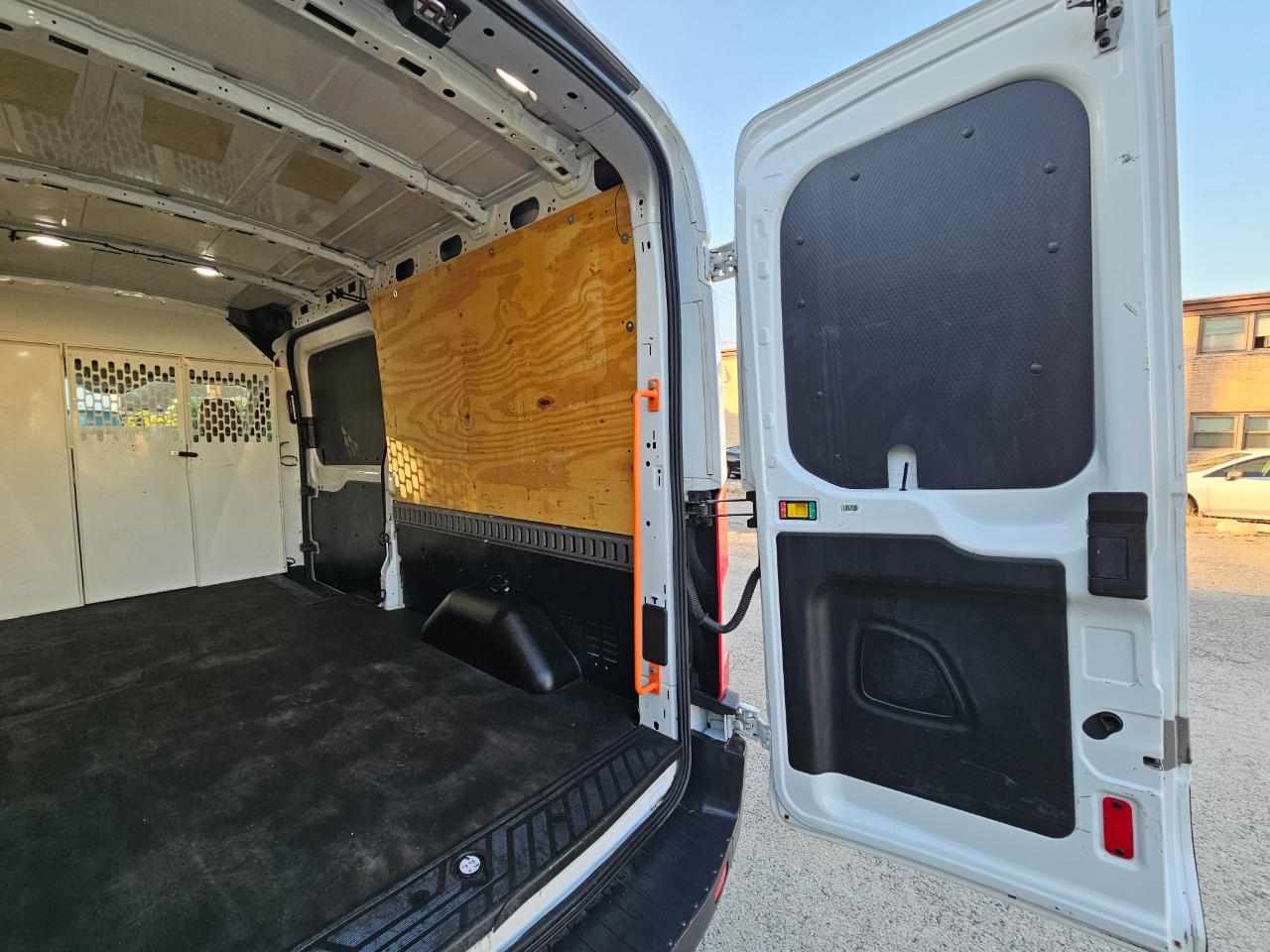 Ford Transit Van T-150 148" Med Rf 8600 GVWR Sliding RH Dr 2018
