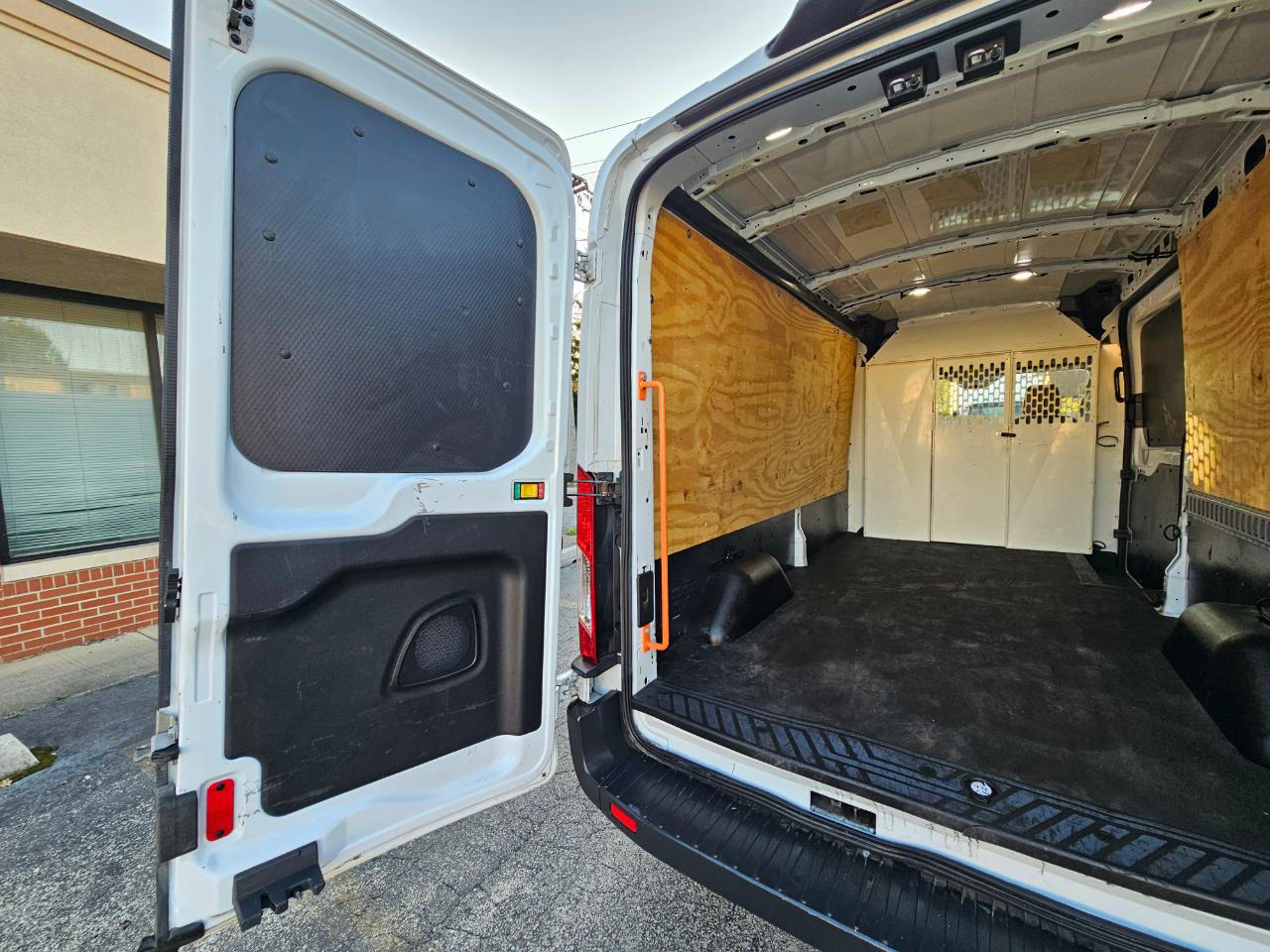 Ford Transit Van T-150 148" Med Rf 8600 GVWR Sliding RH Dr 2018