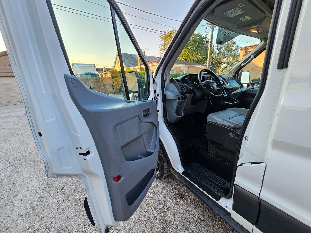 Ford Transit Van T-150 148" Med Rf 8600 GVWR Sliding RH Dr 2018