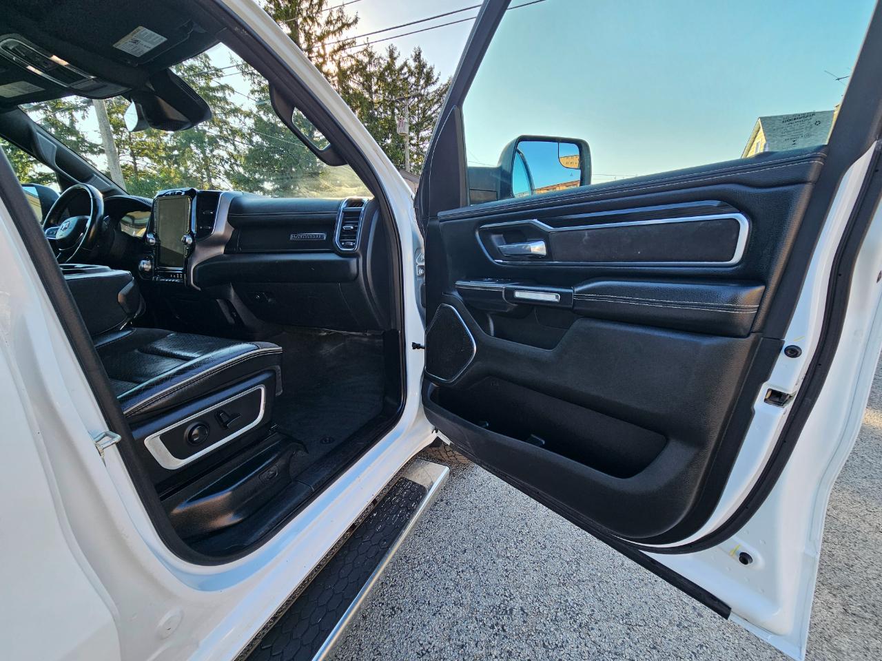 RAM 1500 Laramie 4x4 Crew Cab 5'7" Box 2024