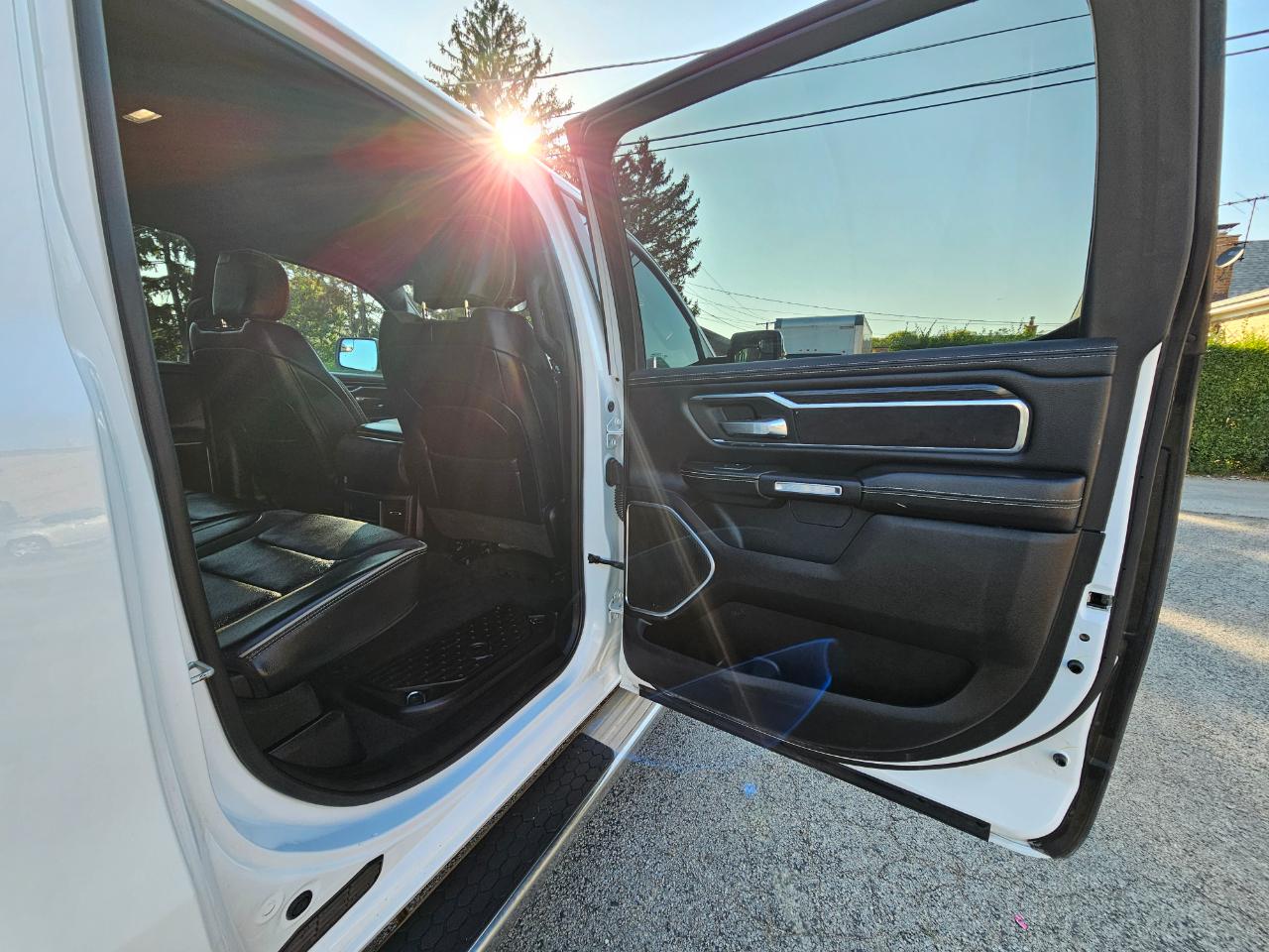 RAM 1500 Laramie 4x4 Crew Cab 5'7" Box 2024