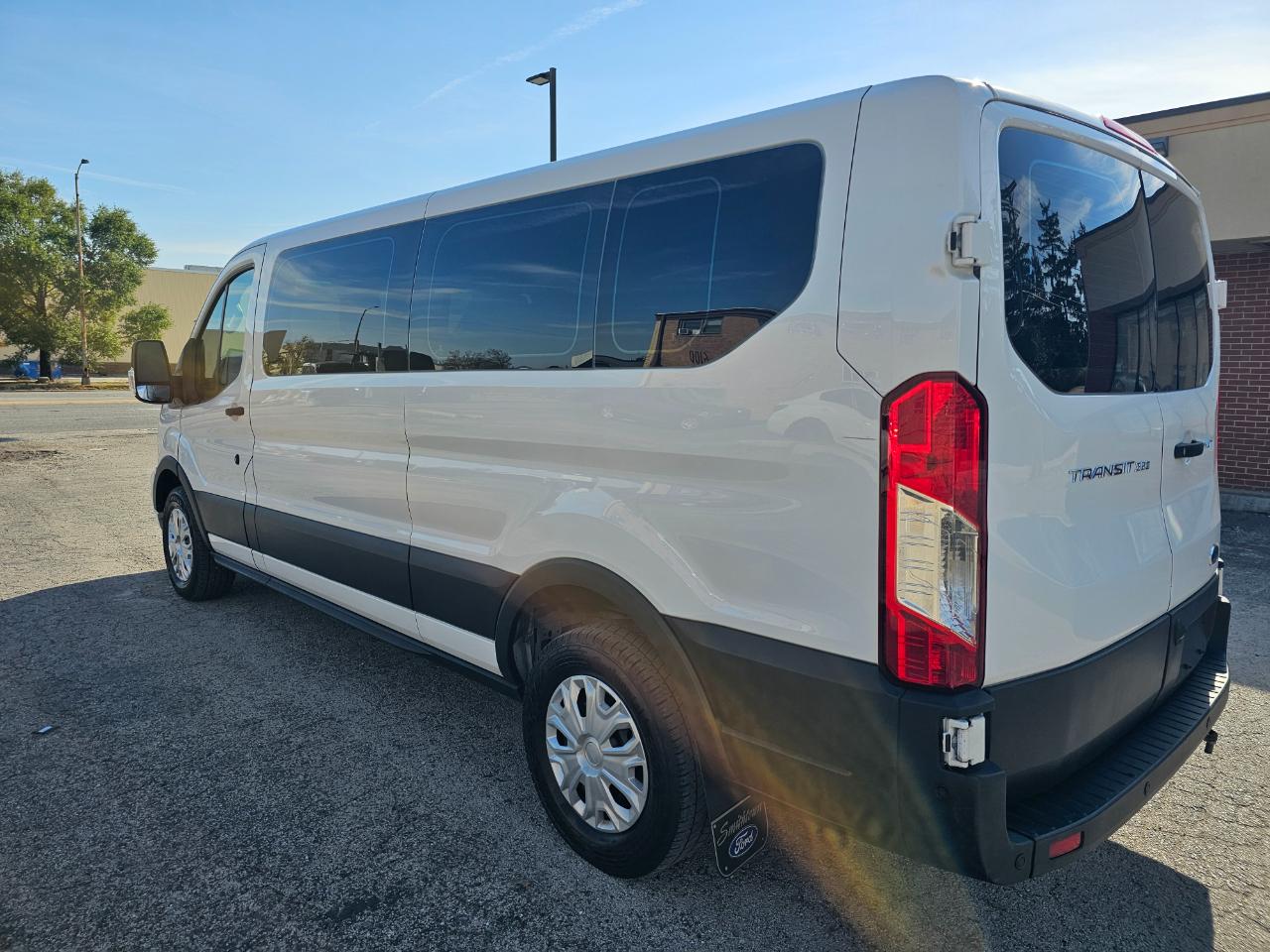 Ford Transit Passenger Wagon T-350 148" Low Roof XLT RWD 2023