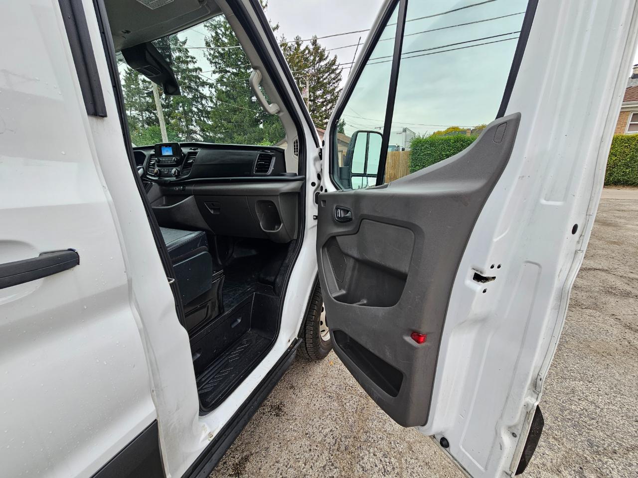 Ford Transit Cargo Van T-250 130" Med Rf 9070 GVWR RWD 2023