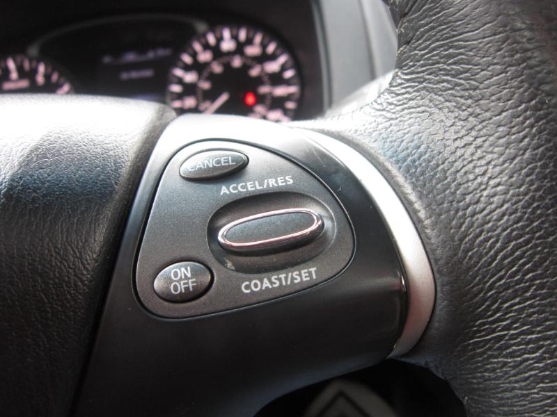 Nissan Pathfinder SV 4WD 2015