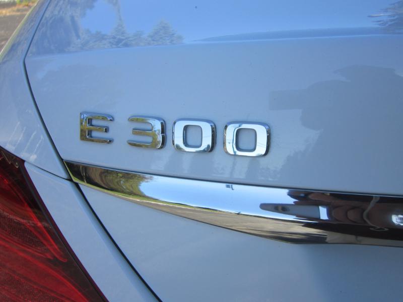 Mercedes-Benz E-Class photo 26